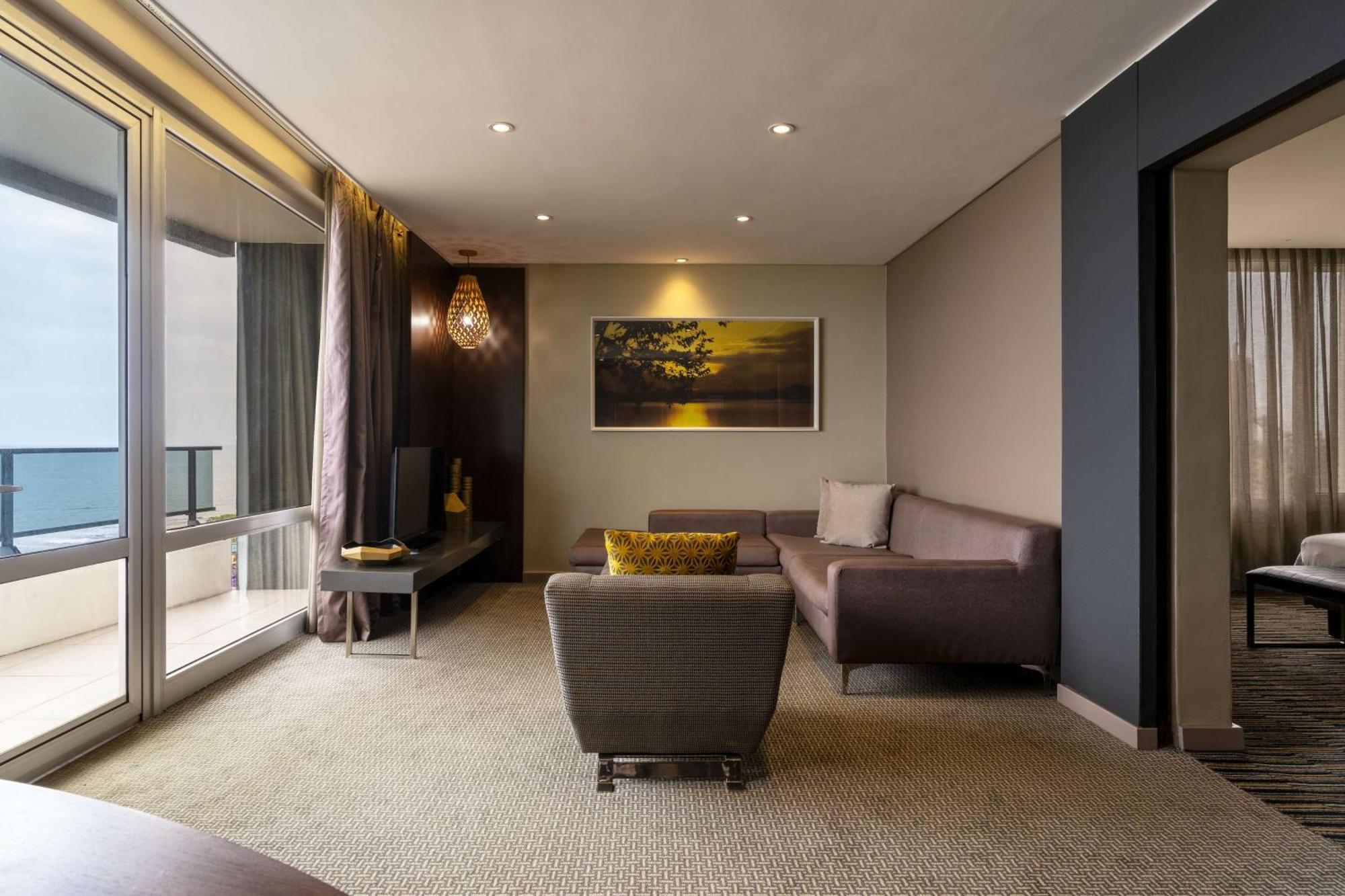 Radisson Blu Okoume Palace Hotel, ליברוויל מראה חיצוני תמונה