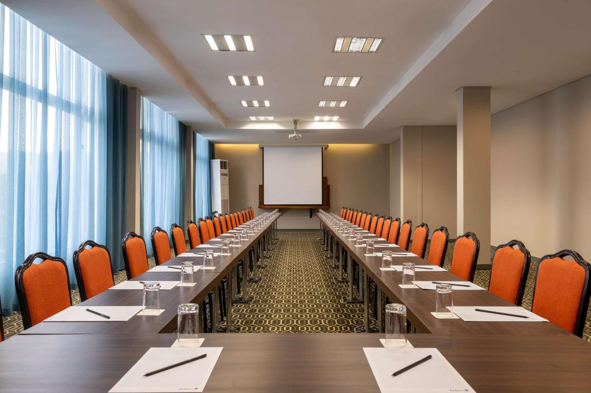 Radisson Blu Okoume Palace Hotel, ליברוויל מראה חיצוני תמונה