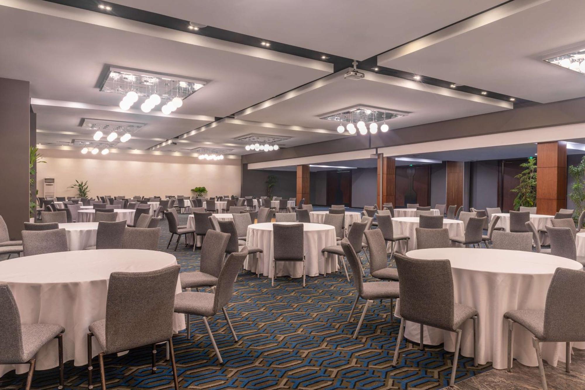 Radisson Blu Okoume Palace Hotel, ליברוויל מראה חיצוני תמונה